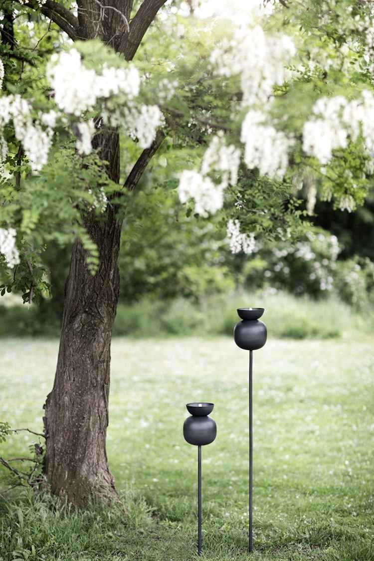 Ljus i trädgården -oljelampa-design-trädgårdsplugg-svart-matt