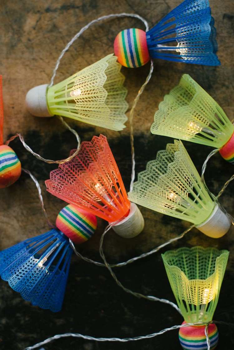 fairy lights-tinker-färgglada-plast-shuttlecocks-barnrum-väggdekoration