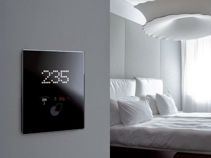 Ljuskontakter-uttag-modern-temperatur-styrenhet-sovrum
