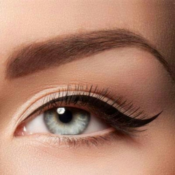 Makeup-tips för ljusa ögon-ögonfransar ritar svart eyeliner korrekt