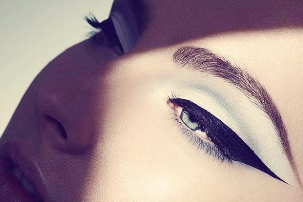 Retro make-up eyeliner-svart eyeliner som ritinstruktioner