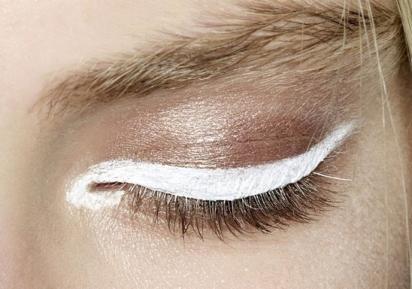 Applicera en vit eyeliner-festmakeup korrekt