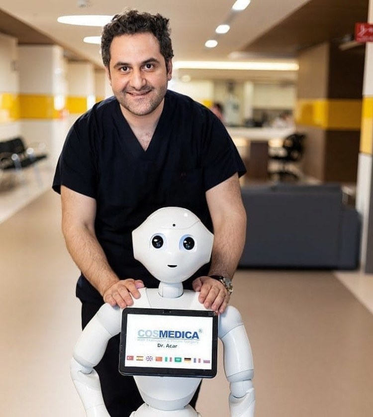 Dr Acar specialist på hårtransplantation avtagande hårfäste på kliniken i Turkiet