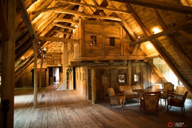 Renoverat-land-hus-interiör-arkitektur-autentiskt-hållen-massor av trä