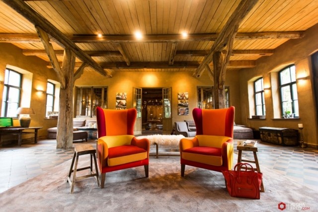 Eldstad stol-stoppad-färgglad-orange-gul-röd-country-stil-inredning-design