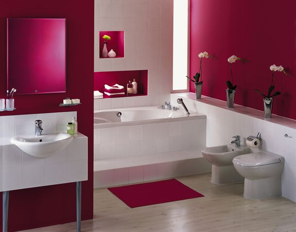 rosa badrum med vit dekoration