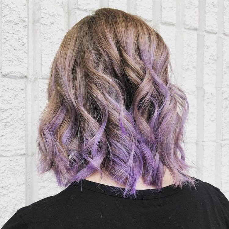mörkt blont hår med lila höjdpunkter balayage look