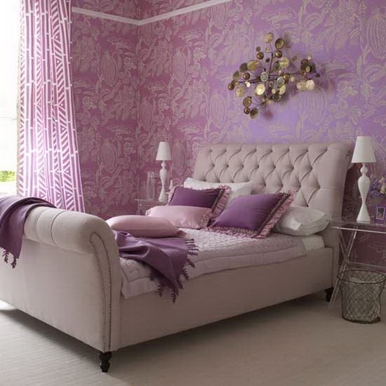 väggbeklädnad guldelement sovrumsdesign i lila färg