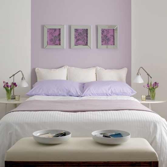 lila väggdekoration sovrumsmöbler i lila färg