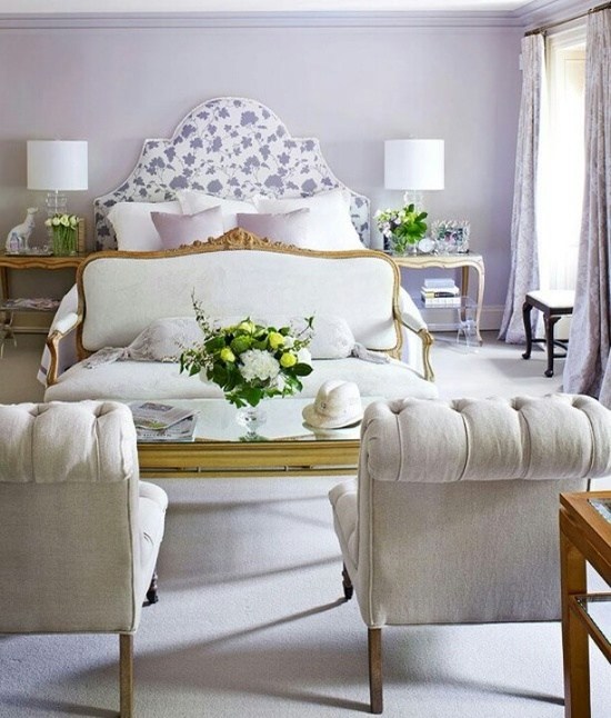 sänggavel blommönster sovrum inredning i lila färg