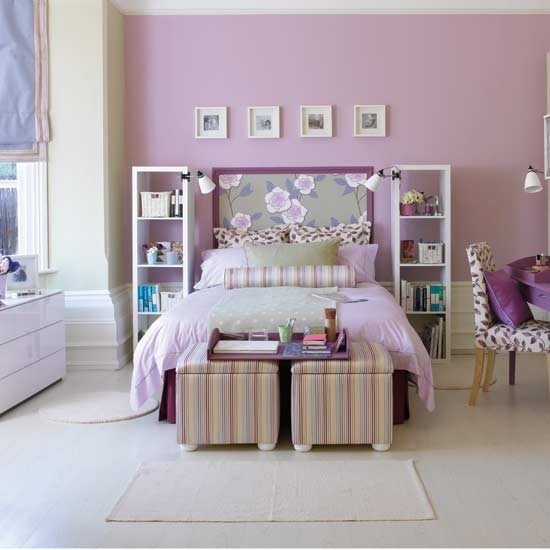 ottomanskt mönster med sovrumsmöbler i lila färg