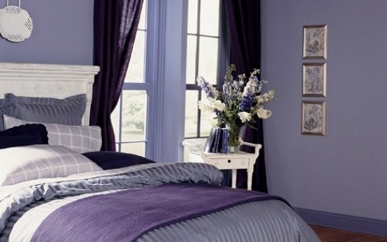 Lila bukett sovrum inredning i lila färg
