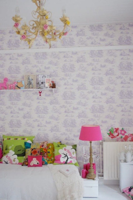 färgglada inredningselement för att möblera sovrummet i lila färg