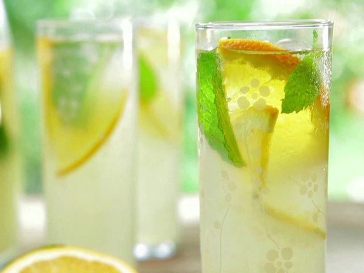 Limonad-gör-det-själv-recept-vodka-citron-cocktail
