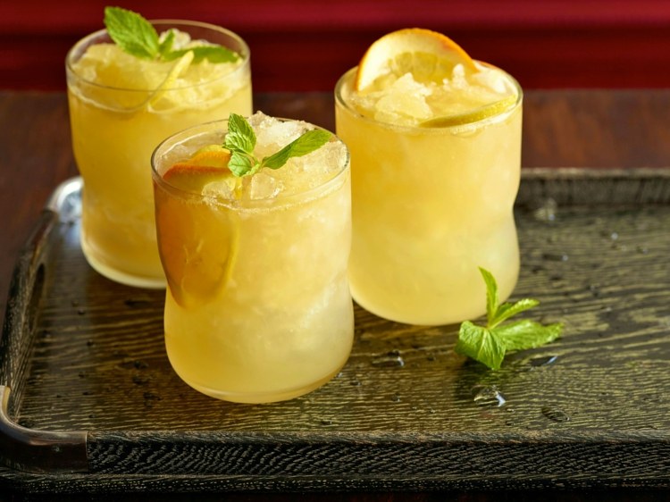 Gör-det-själv-limonad-bourbon-mynta-apelsinjuice