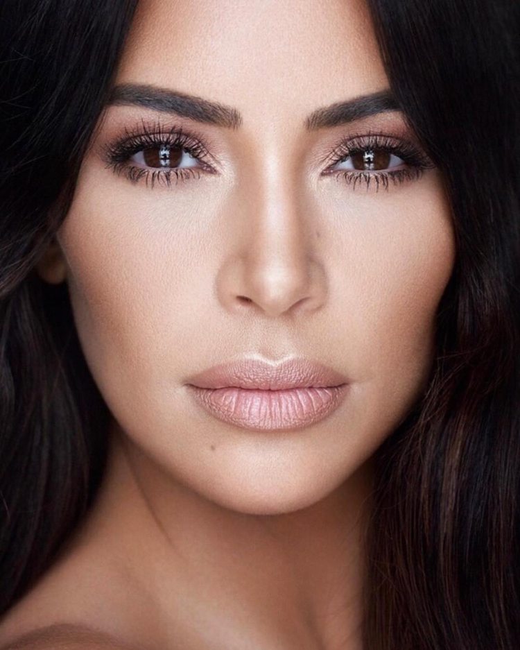 fulla läppar utgör nakenfärg Kim Kardashian