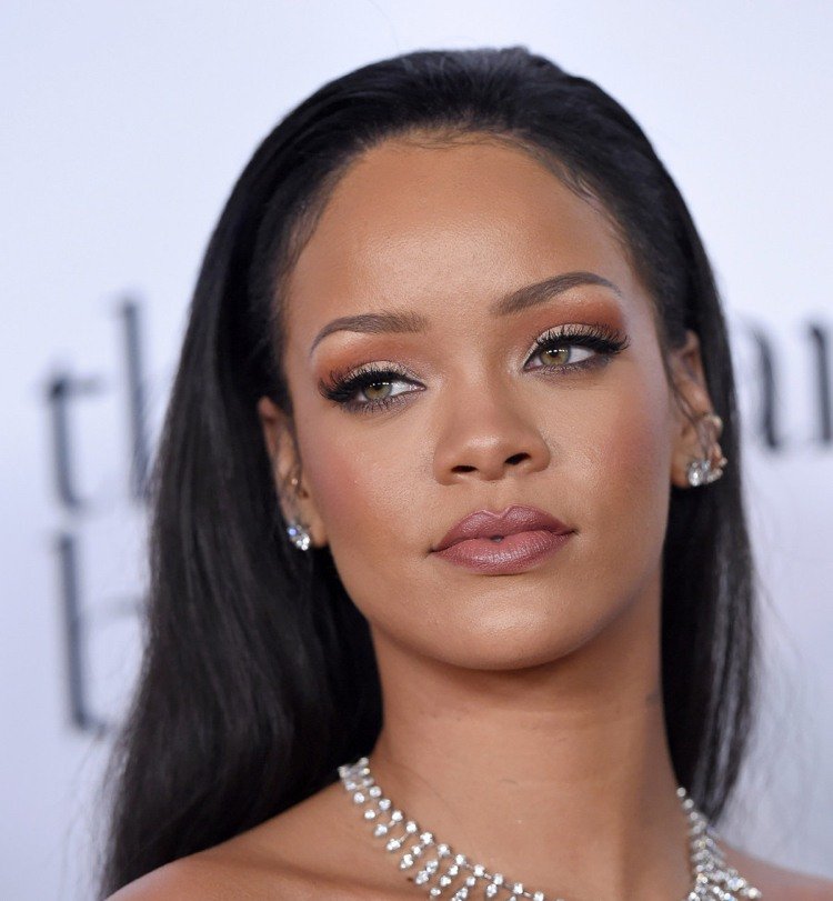 Lip Contouring Rihanna -exempel fulla läppar