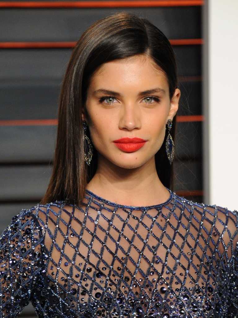 Läppstift i ljusa färger orange make-up oliver hudfärg gröna ögon brunt hår