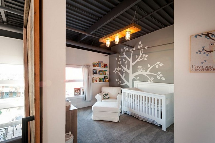 loft interiör lador trä baby rum säng väggdekal laminat grå