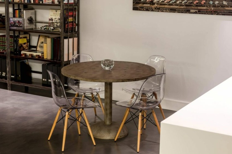 loft-möbler-bord-metall-runda-stolar-transparent-plast-bokhylla-trä-böcker-bild-ljusstake-14