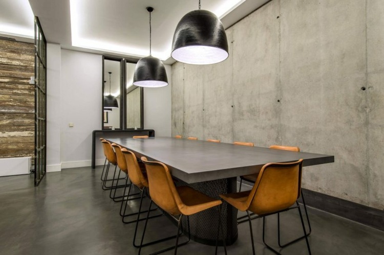 Loft-möbler-matplats-öppet-bord-mark-betong-bordsskiva-loft-möbler-stolar-hängande-lampor-betong-vägg-16