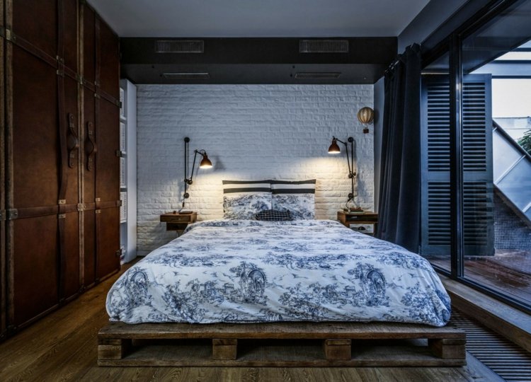 loft betongklinker sovrum garderob säng pall vit vägg
