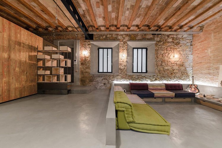 loft-stil-rustik-lägenhet-barcelona-vardagsrum-betong-golv-tegel-byggd-sittplatser