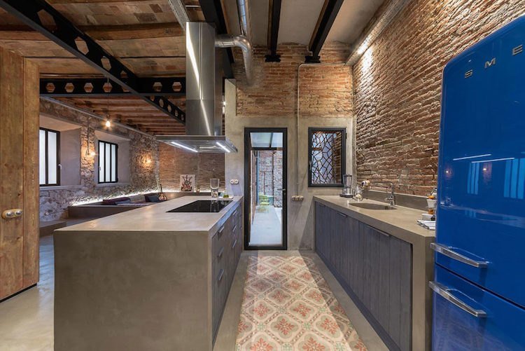 loftstil-rustik-lägenhet-barcelona-kök-klinker vägg-betong-cementplattor