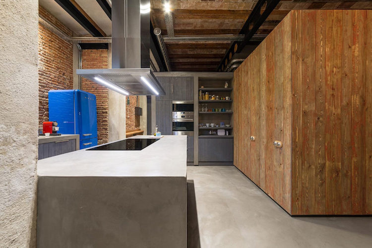 loft-stil-rustik-lägenhet-barcelona-kök-betong-golv-trä-vägg