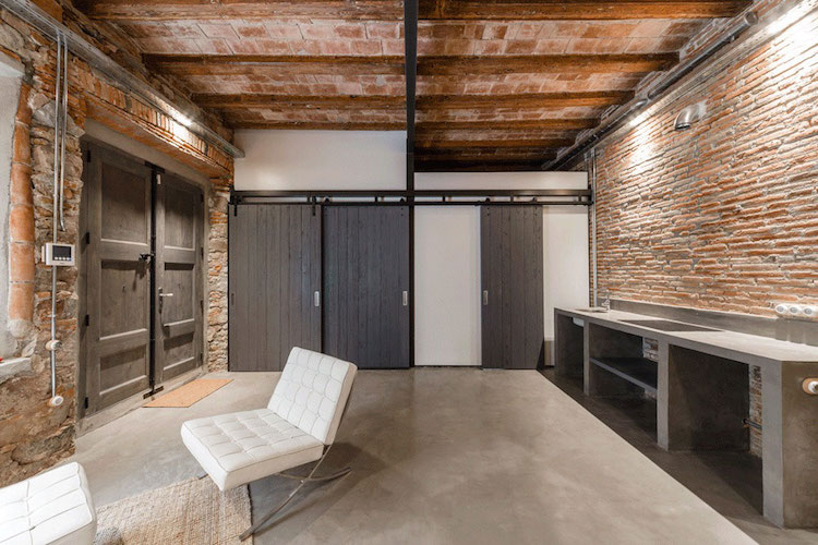 loft-stil-rustik-lägenhet-barcelona-betong-golv-klinker-vägg-skjutdörr