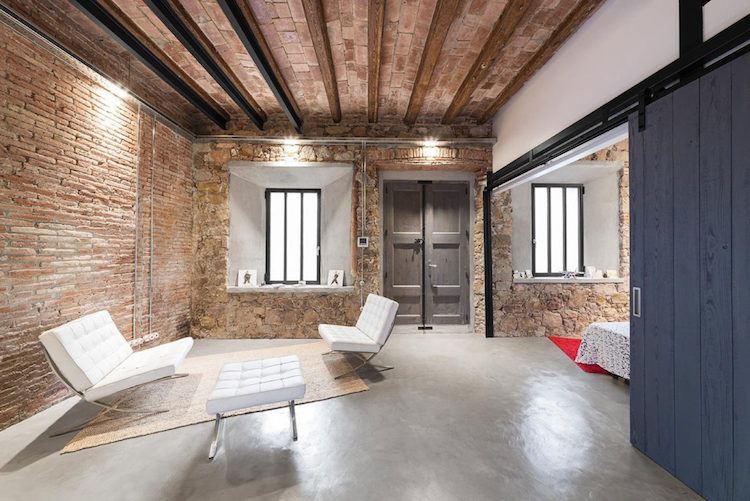 loftstil-rustik-lägenhet-barcelona-betong-golv-skjutdörr-sovrum-klinker