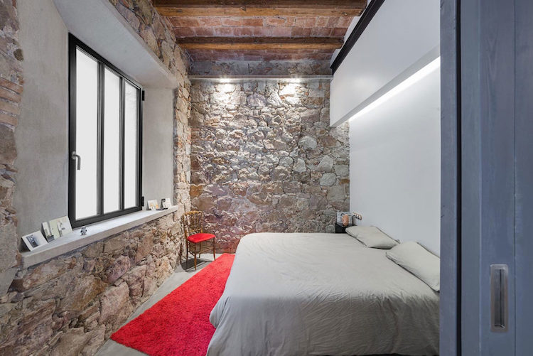 loftstil-rustik-lägenhet-barcelona-sovrum-natursten-murverk
