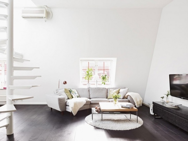 loft vardagsrum rymlig vit soffa svart golv