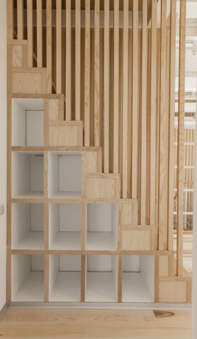 Hyllmoduler-av-trä-Moskva-Design-lägenhet