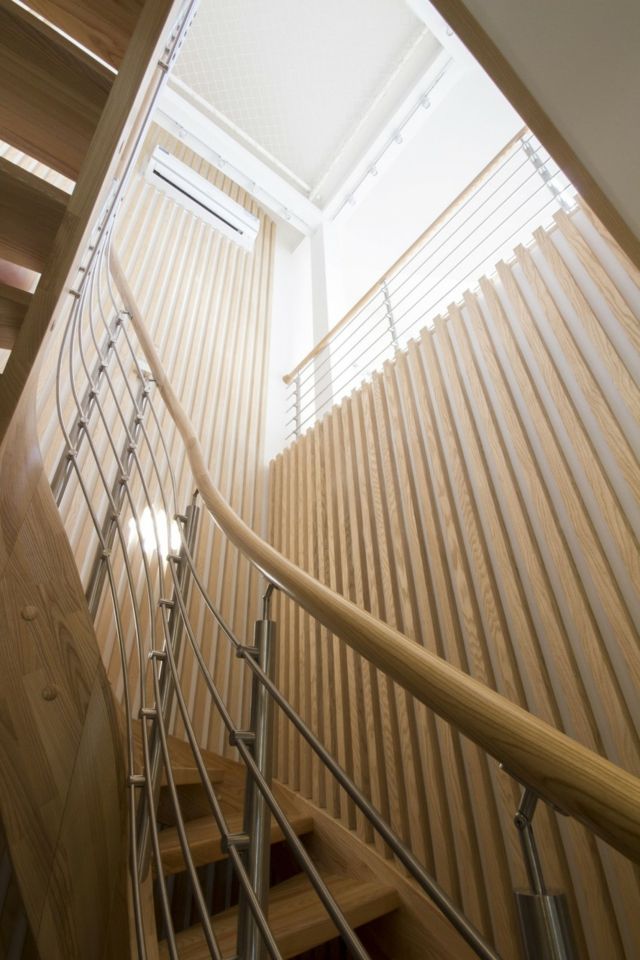 Väggbeklädnad-av-trä-utsikt-trappor-uppåt