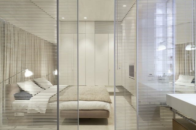 Sovrum-skjutbara-glas-dörrar-med-interiör-persienner