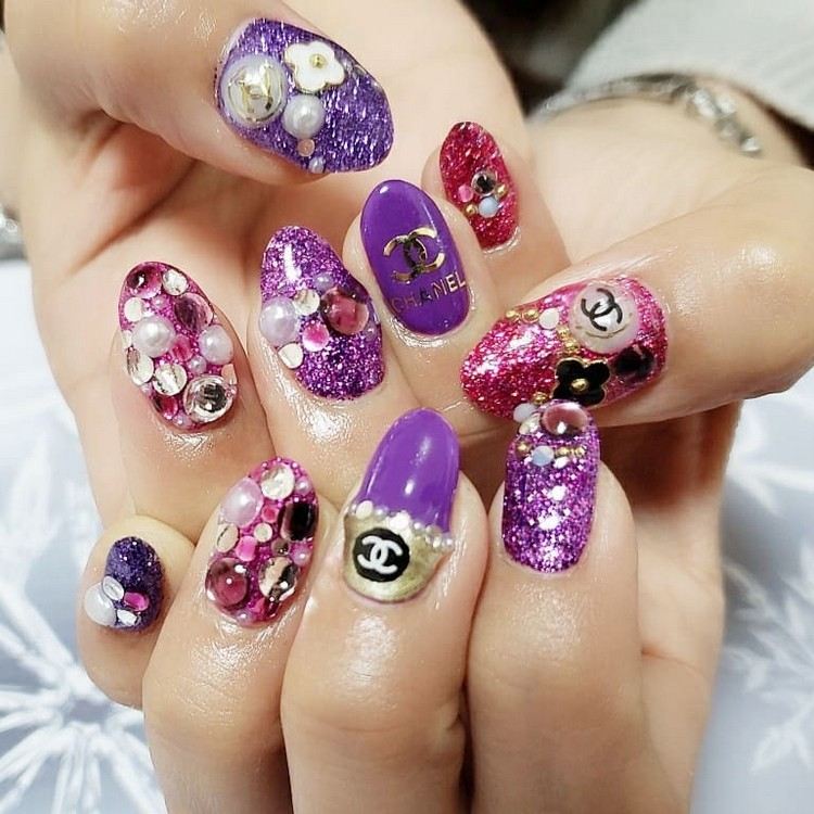 Glitter nageldesign Chanel Logo naglar