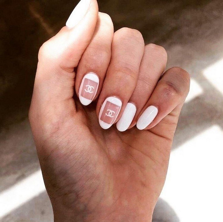 Chanel Nagedesign vita naglar Logo Nails nageltrend