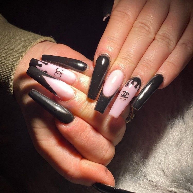 svart nageldesign för akrylnaglar Chanel Logo Nails nageltrend