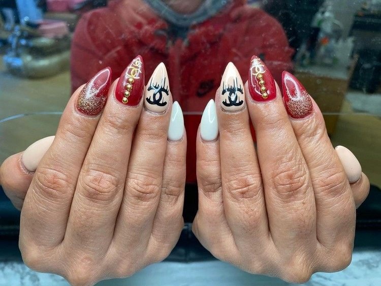 Stilett nagelform för korta naglar Chanel Logo Nails Trend