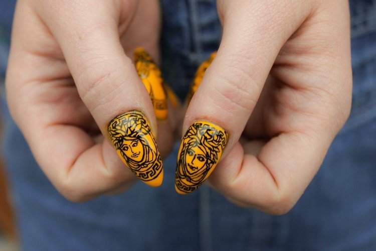 Nageldesign gul Versacce Logo Nails nageltrend