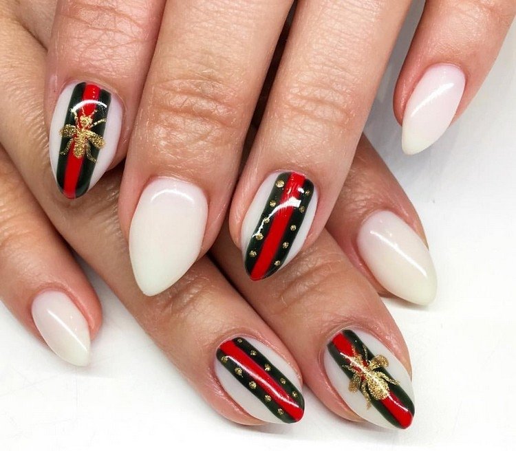 Gucci Logo Nails nageltrend korta mandelformade naglar