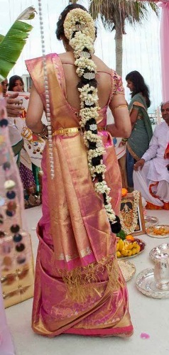 Μακριά μαλλιά ινδικό χτένισμα γάμου με λουλούδια