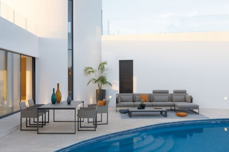 Lounge-trädgårdsmöbler-grå-soffa-orange-dekorativa-kuddar