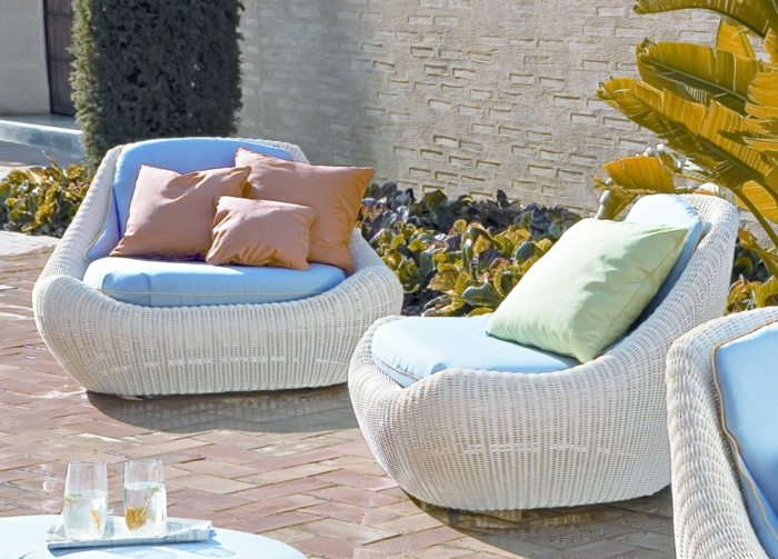 med en lätt polyrattan finish