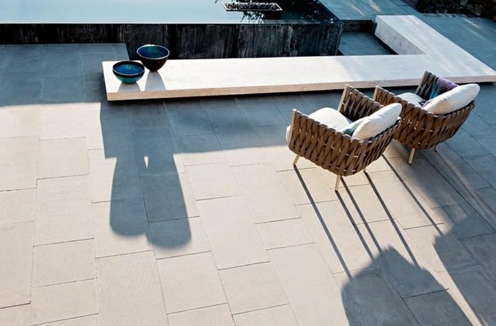 terrass möbler fåtölj grå design kakel sittdynor