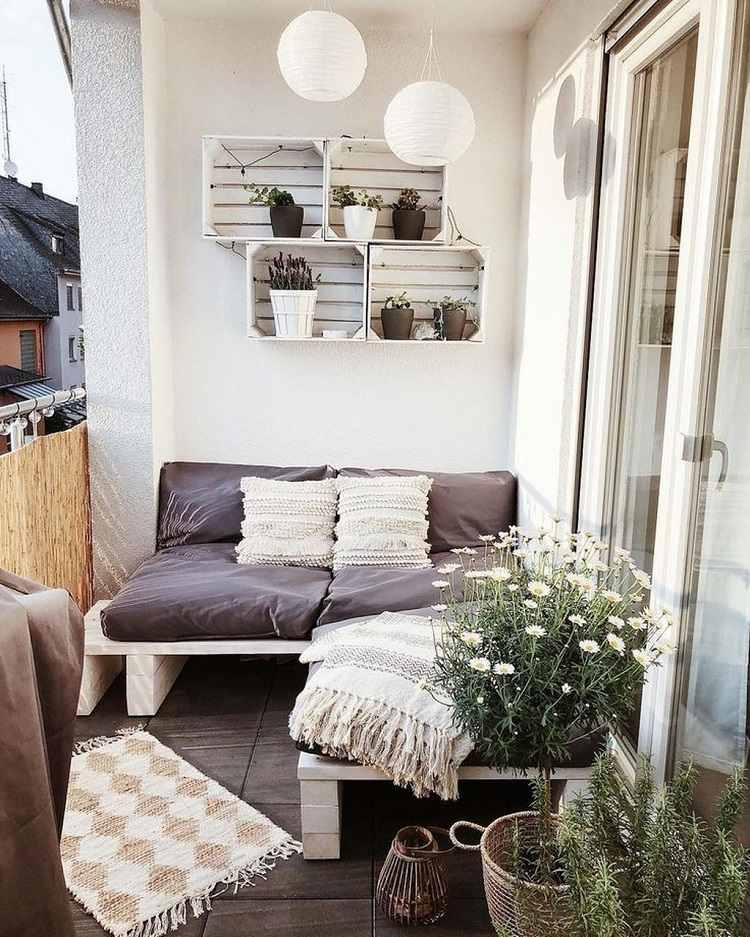 Säng för liten balkong Bygg din egen soffa av pallar