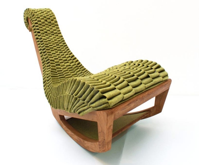 Fåtölj skulptural design Massiv träram, vävd sits-ergonomisk