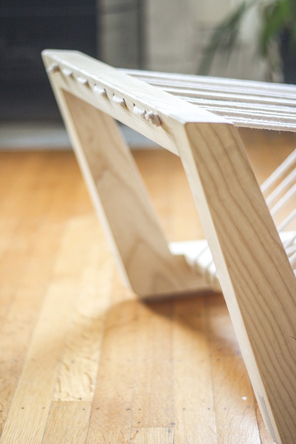 Loungestol-modern designlösning liknar harpa och vävstol