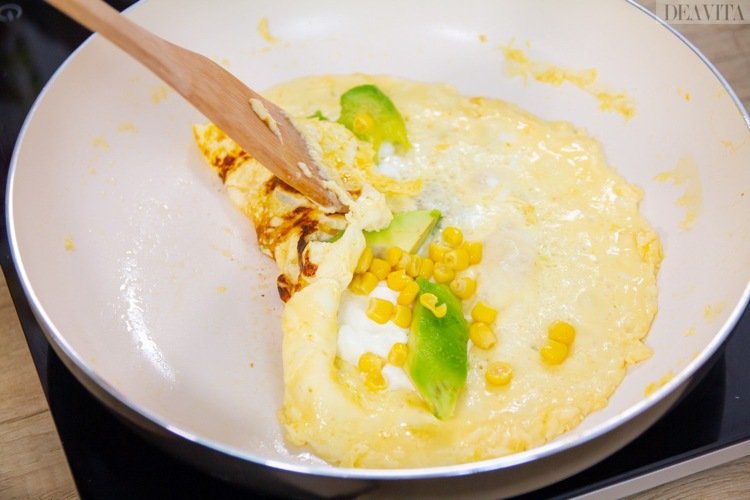 Lågkolhydratfrukost majs avokado omelett